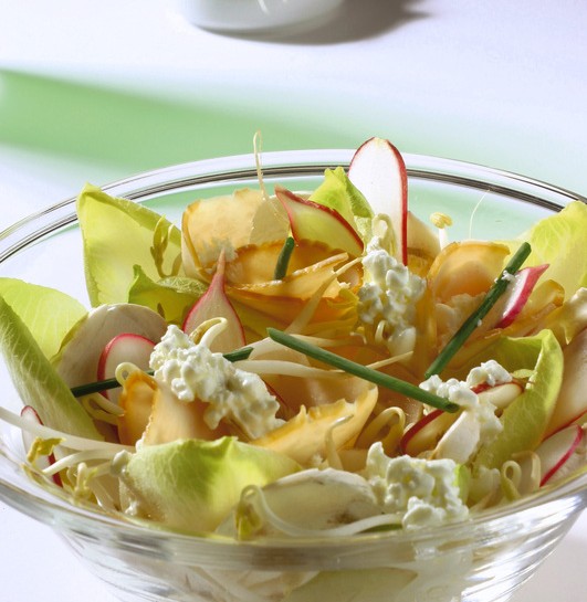 Insalatona con il tacchino e l'erba cipollina