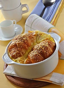 Soufflé di croissant salati ripieni di formaggio e pancetta