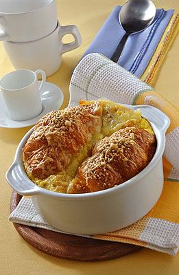 Soufflé di croissant salati ripieni di formaggio e pancetta