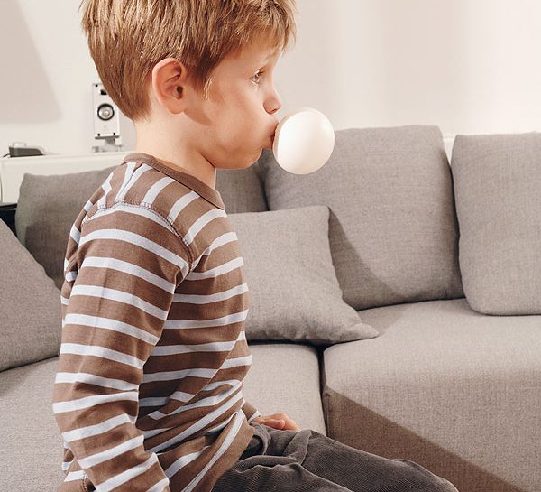 Cosa fare se il chewing-gum si attacca ai vestiti