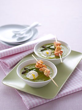 Crema di asparagi con scampi e uovo