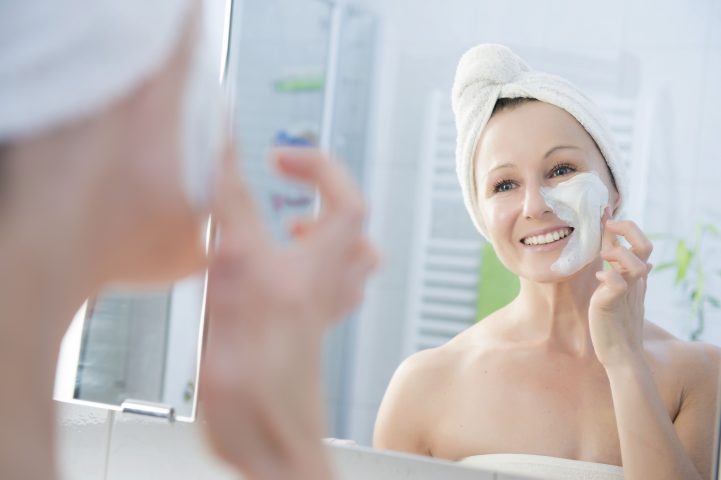 NUTRIRE LA PELLE CON LA LUNA Se la luna calante favorisce i processi detox, la luna crescente aiuta