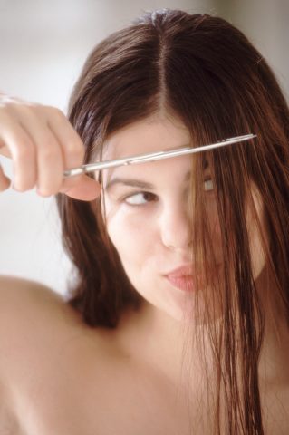 TAGLIARSI I CAPELLI CON LA LUNA I ritmi e le fasi lunari influenzano la crescita di capelli e unghi