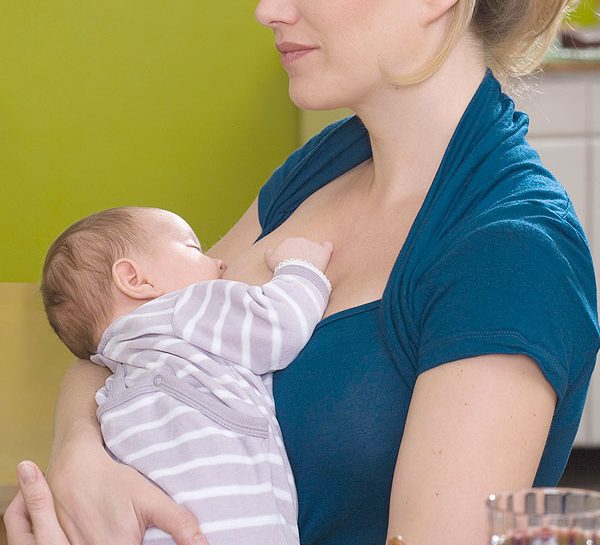 Allattare in pubblico: un diritto per mamma e bebè