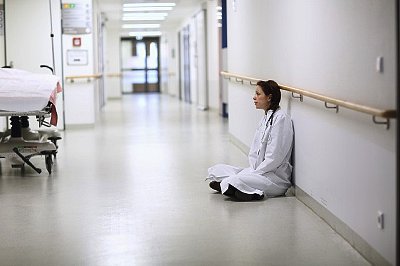 Aborto: ma è normale che un obiettore si rifiuti di scrivere un certificato?