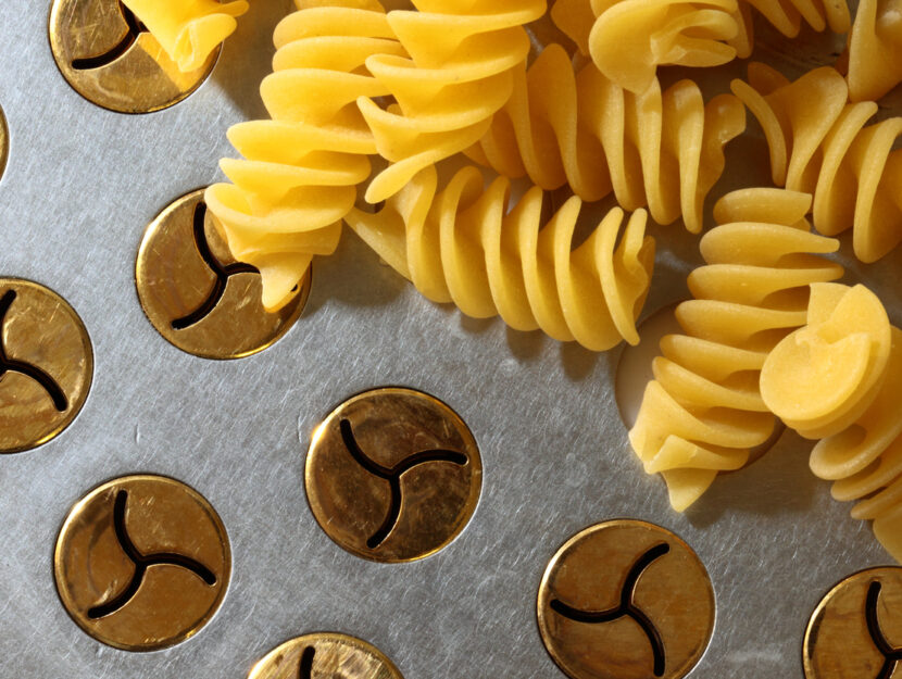 Senza glutine: fusilli con crema di peperoni gialli e stracciatella