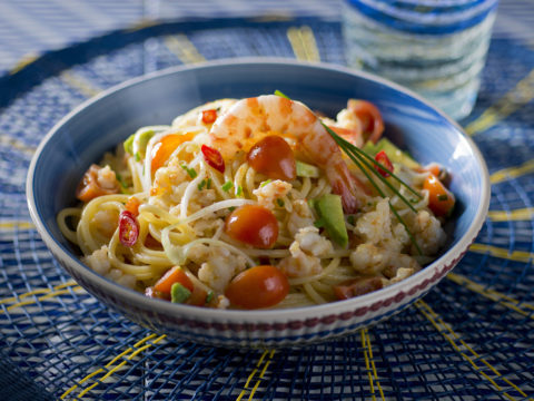 Spaghetti con avocado e tartara scottata di gamberi