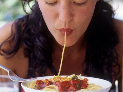 La pasta con il pomodoro contro la cellulite e le scottature