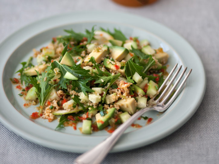 Tabulè con bulgur, cetrioli e avocado