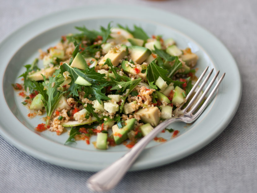 Tabulè con bulgur, cetrioli e avocado