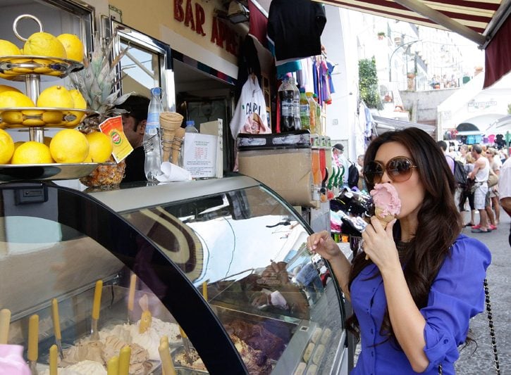 Kim Kardashian mangia gelato