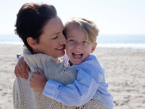 Quanto vanno tenuti in braccio i bambini?