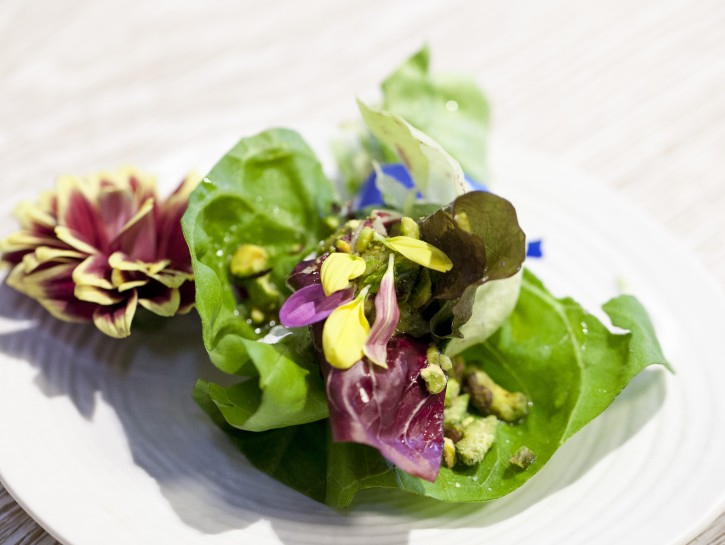 bouquet di insalate fiorito con crema e granella di pistacchio americano