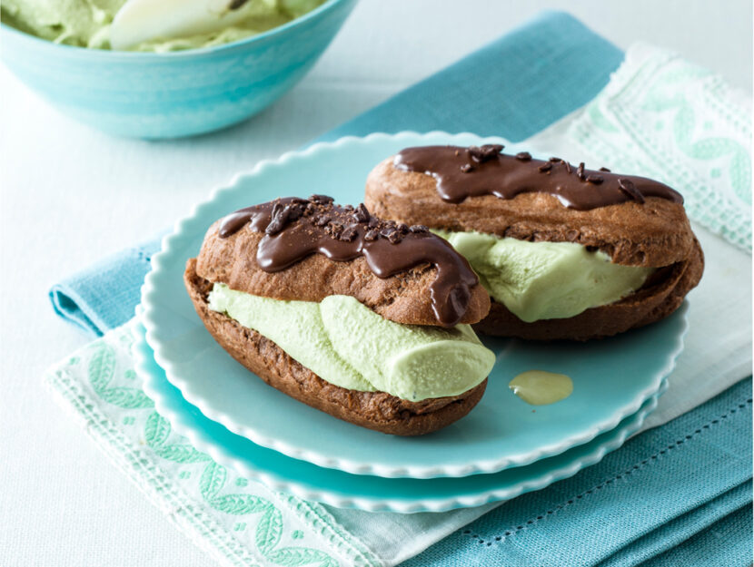 Eclairs al cioccolato con gelato al tè verde