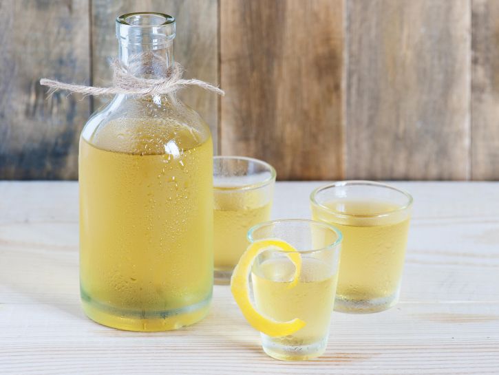 Liquore limoncello fatto in casa - Credits: Olycom