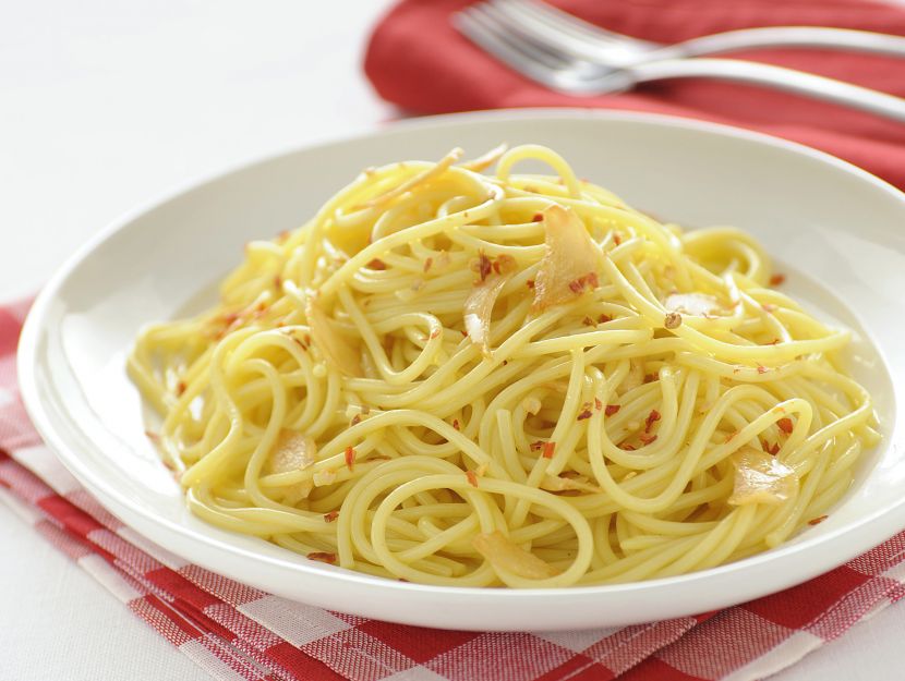 Piatto di spaghetti aglio, olio e peperoncino