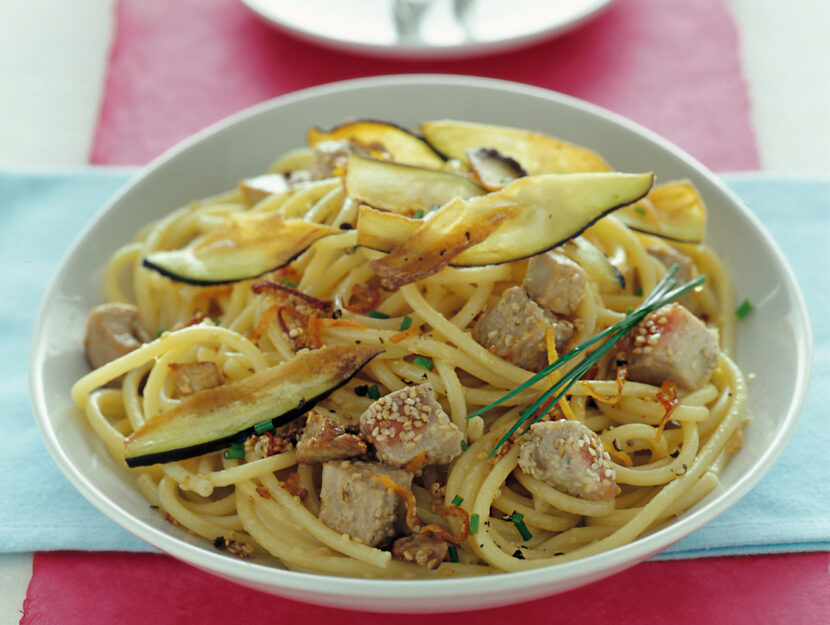 Spaghetti al tonno fresco e melanzane