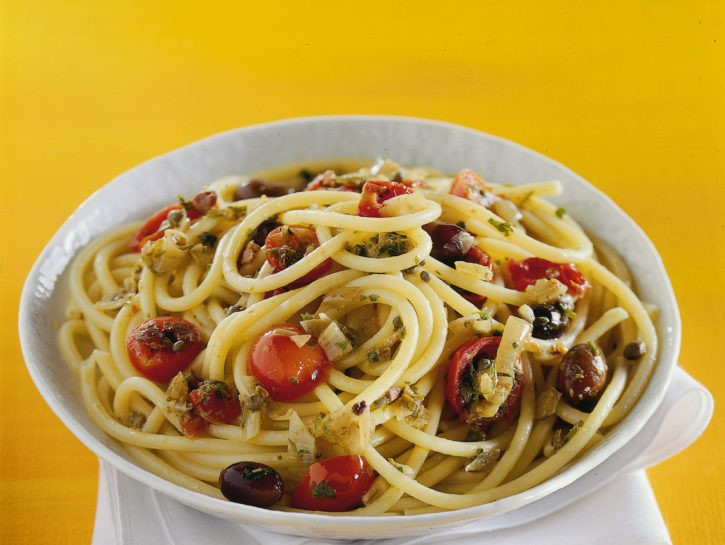 Bucatini con pomodorini, olive e capperi