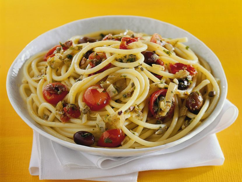 bucatini-con-pomodorini-olive-e-capperi ricetta