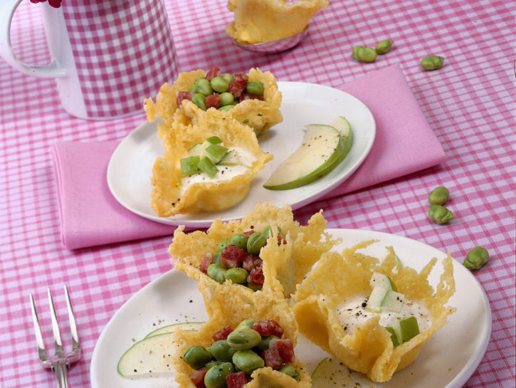 Cialdine di grana con salame, fave e ricotta