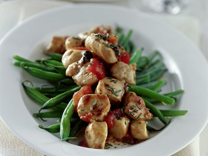 Coniglio tiepido con fagiolini e pomodori