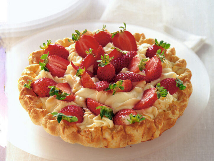 Crostata con mousse di cioccolato bianco e fragole