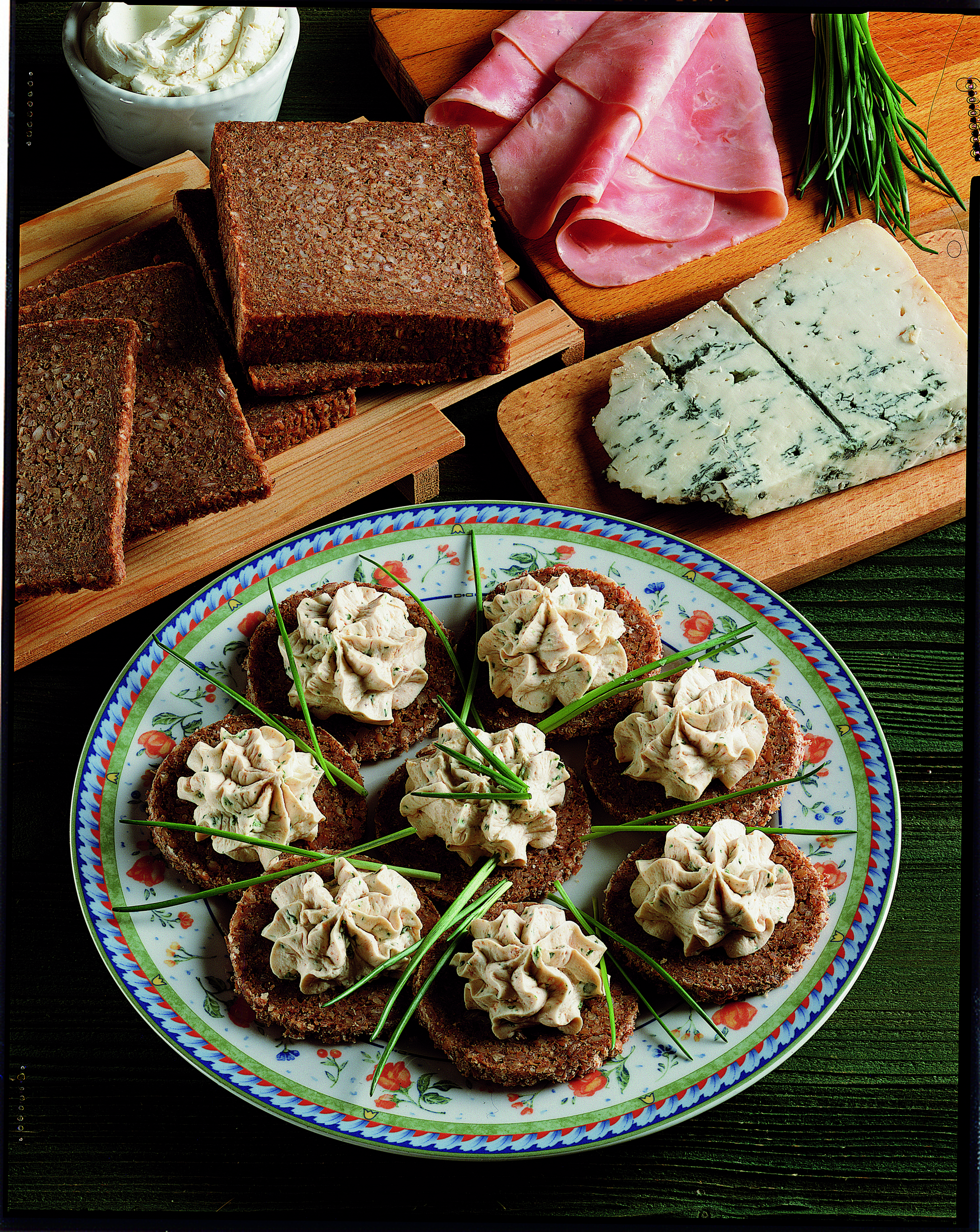 Tartine Con Uova Di Lompo E Maionese