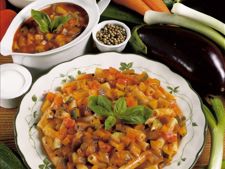 Maccheroni con ragù di verdure