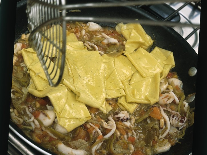 Maltagliati con totanetti, carciofi e pinoli