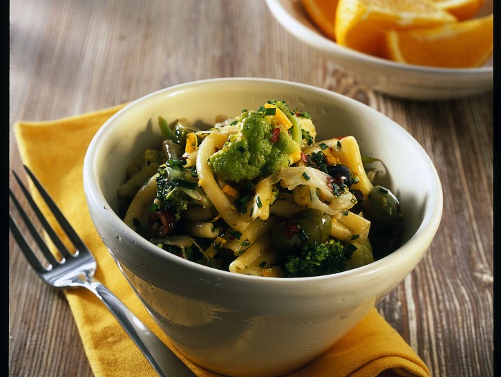 Pasta con broccoletti, cavolfiore e olive