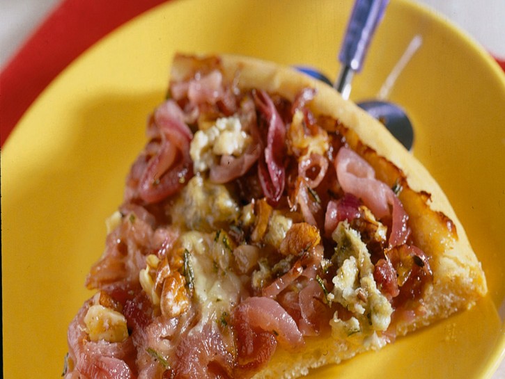 Pizza con cipolle rosse caramellate, noci e gorgonzola