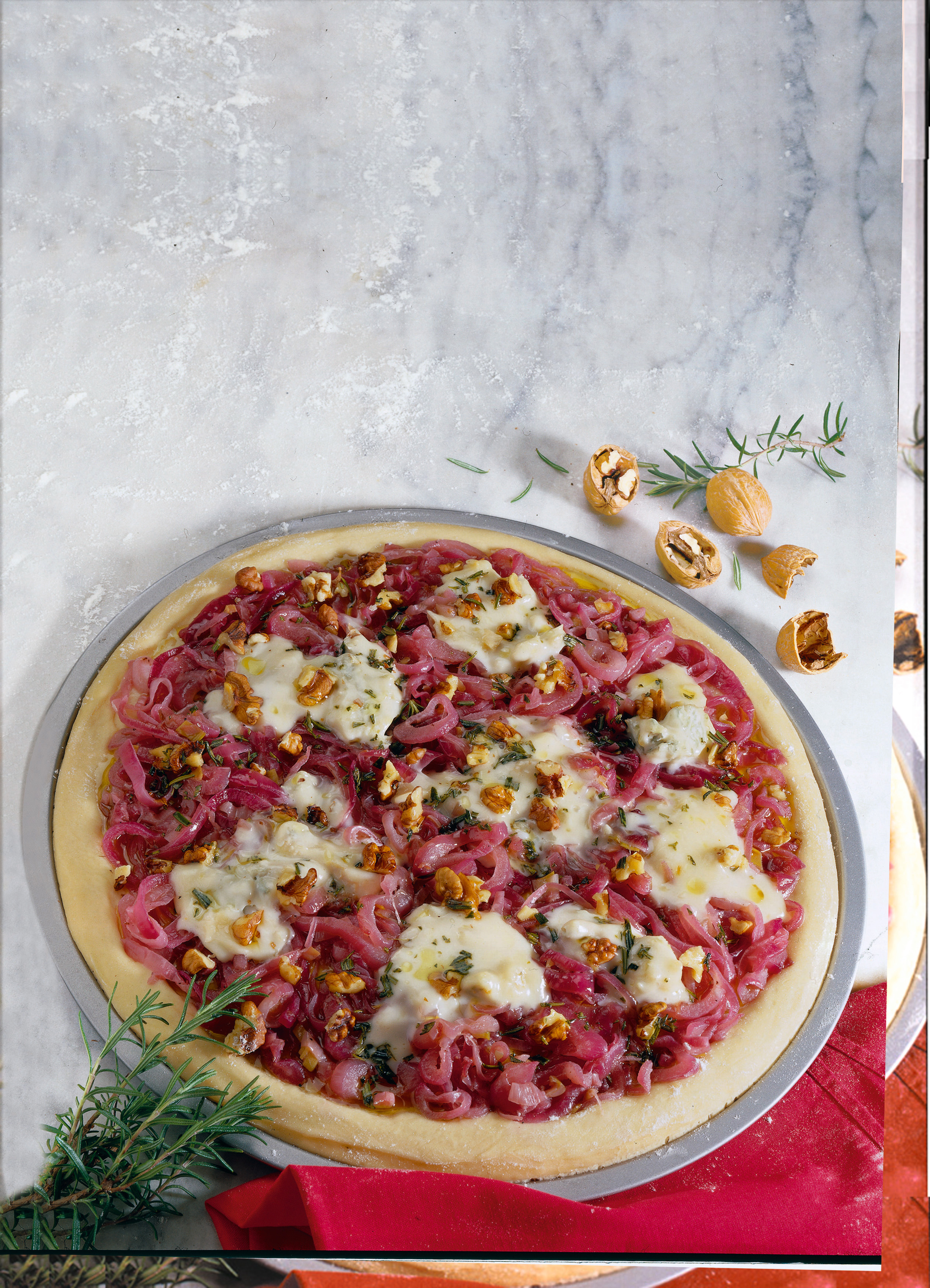 Ricetta Pizza con cipolle rosse caramellate, noci e ...