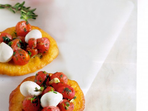 Pizzette fritte di patate ai pomodori e mozzarella