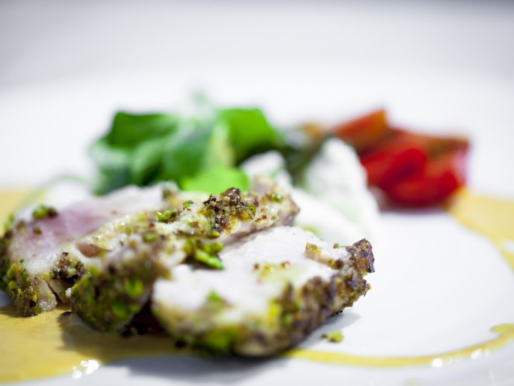 spada in panatura di pistacchi americani con gazpacho di pomodorini gialli e stracciatella
