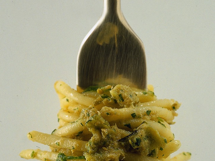 Spaghetti con tonno e peperoni: un primo sfizioso pronto in mezz'ora