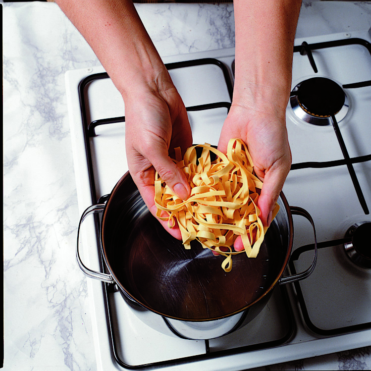 Ricetta Tagliatelle alla bolognese - Donnamoderna