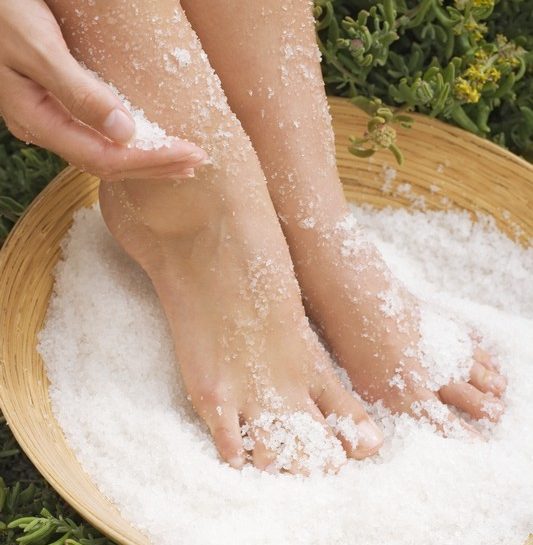 Il bagno al sale sgonfia le gambe