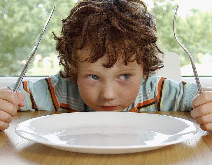 I trucchi per insegnare ai bambini a stare a tavola