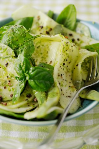 INSALATA... IN MILLE MODI!Spesso si tende a aggiungere salse e eccessivo condimento ai cibi, un dann