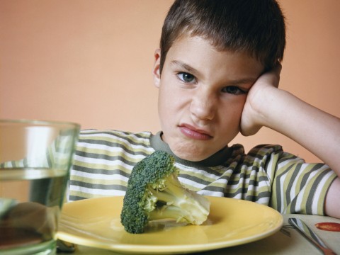 Fai mangiare i broccoli ai bambini