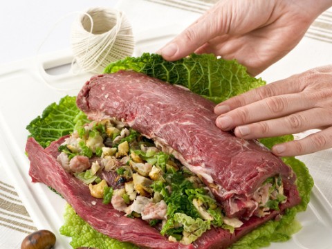 Filetto arrotolato con verza e castagne