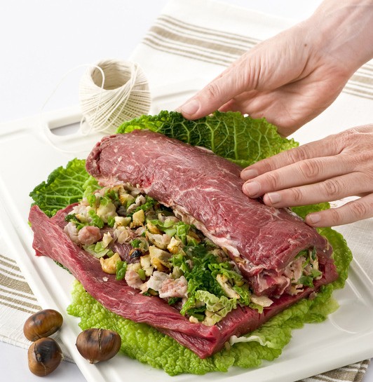 Filetto arrotolato con verza e castagne