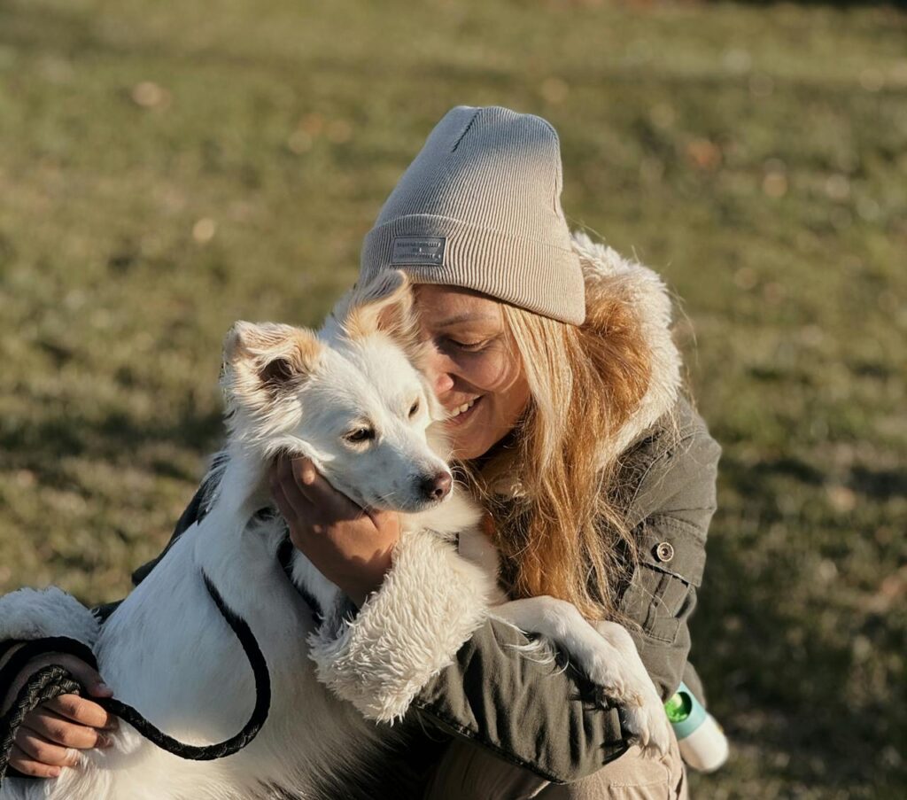 cane con la sua padrona al parco