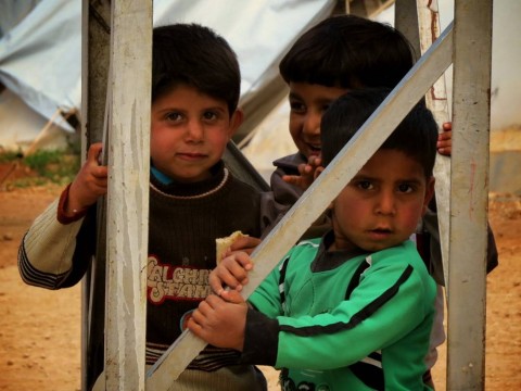 In Siria i bambini giocano sotto terra
