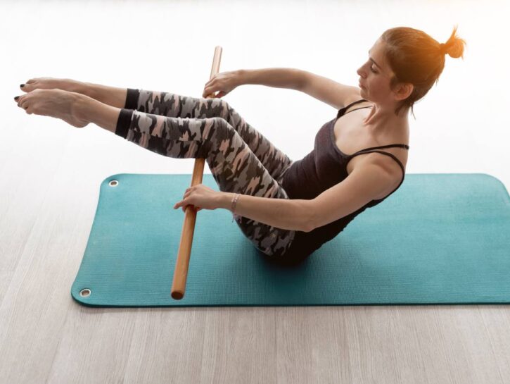 Come eseguire esercizi pilates con il bastone