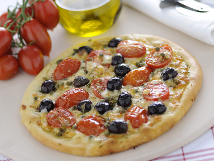 Pizza con pomodorini, capperi e olive