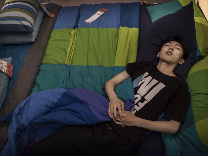 Chinese Shoppers Make The Most Of IKEA's Open Bed Policy