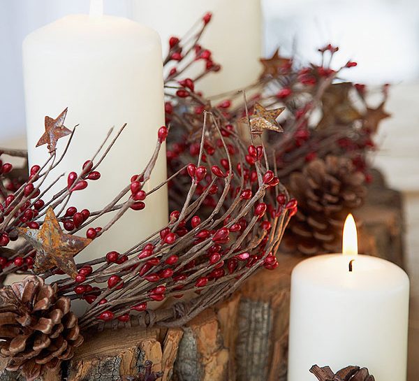 Pigne, candele e bacche: calda atmosfera di Natale