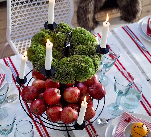 Muschio e mele per la tavola di Natale