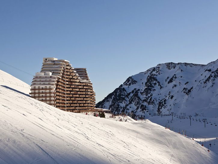 5. Perché sulla neve stanno spuntando location di design dappertutto